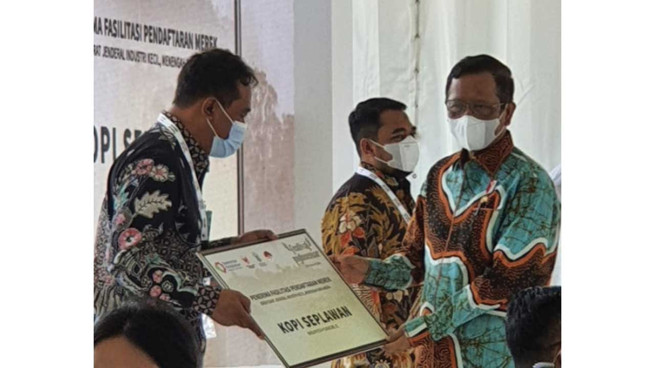 BANGGA: IKM Kopi Seplawan mendapatkan penganugerahan kekayaan intelektual fasilitas perlindungan hak merek dari Kemenparin di Grand Artos Magelang Kamis (20/5). (ISTIMEWA)
