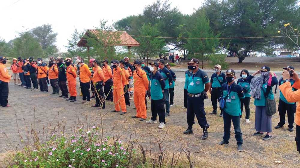 SEMANGAT: Personel tim Search and Rescue (SAR) gabungan dari beberapa organisasi dan instansi melakukan pencarian korban laka laut di Pantai Dewaruci, Desa Jatimalang, Kecamatan Purwodadi, Kabupaten Purworejo, kemarin (28/5). (Hendri utomo/radar purworejo