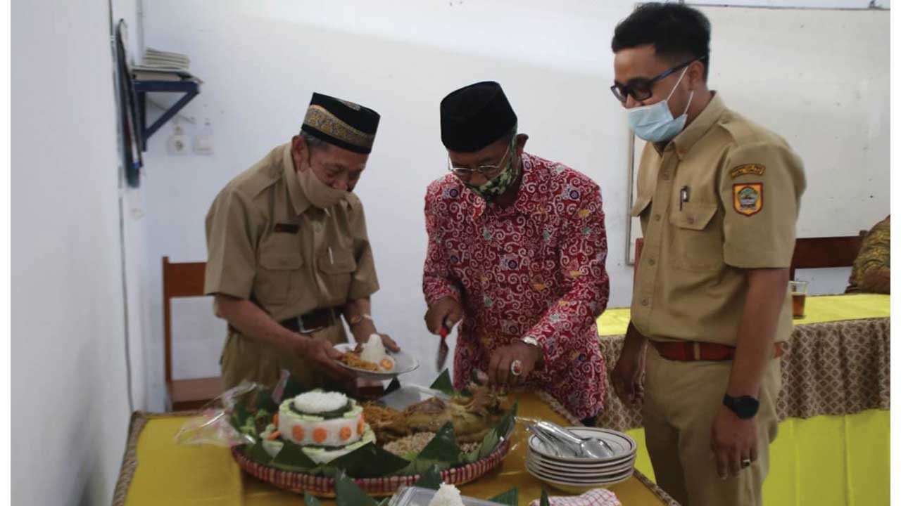 KARAKTER: Silaturahmi dalam rangka rangkaian kegiatan HUT ke 30 SMK Pancasila 1 Kutoarjo dengan memotong tumpeng dan penyerahan dokumen sejarah SMK Pancasila 1, kemarin (17/5). (HENDRI UTOMO/RADAR PURWOREJO)