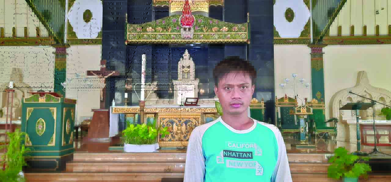 Andri Setiawan saat menjalani profesinya sebagai petugas kebersihan di Gereja Ganjuran, Sumbermulyo, Bambanglipuro, Bantul.