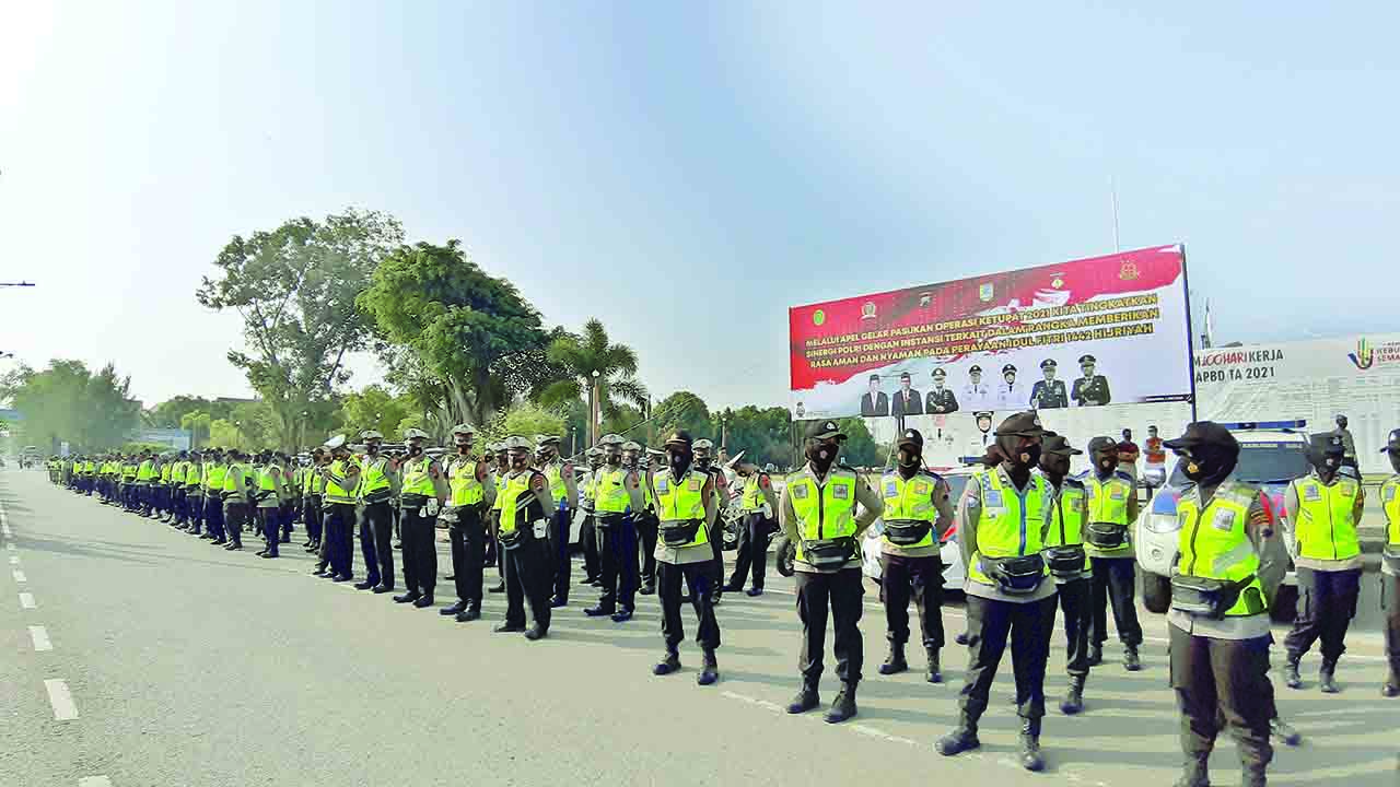 Personel gabungan dari Polres, TNI AD, Dishub, dan Satpol PP Kebumen laksanakan apel gelar pasukan Operasi Ketupat 2021 di Kompleks Alun-Alun Kebumen kemarin