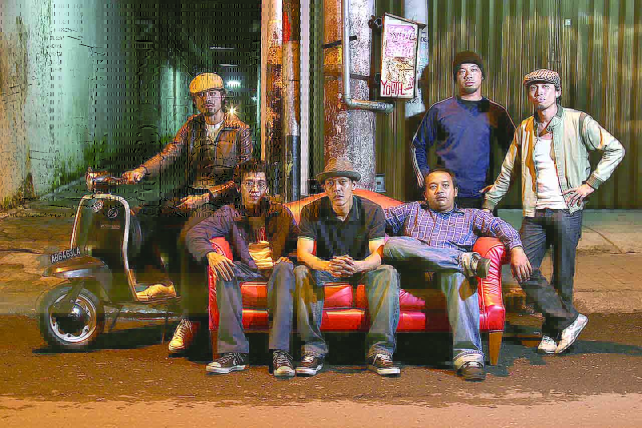 Basis Shaggydog yang juga pencipta lagu “Di Sayidan” A. Odyssey Sanco berpose di Jembatan Sayidan.