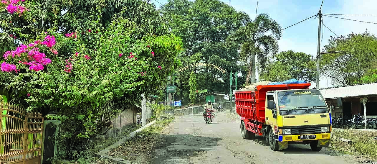  Maryono menunjukkan lokasi perluasan TPST Piyungan kemarin (18/5). Warga khawatir kawasan semakin rusak akibat perluasan TPST Piyungan.