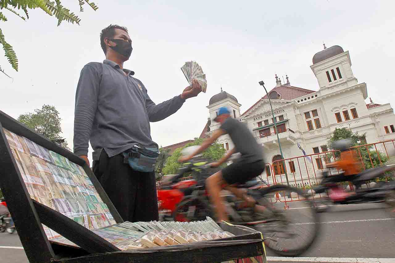 Penyedia jasa penukaran uang baru sejak beberapa waktu lalu sudah mulai standby di beberapa jalan strategis di Jogjakarta. Khususnya di sekitar Gedung Bank Indonesia.