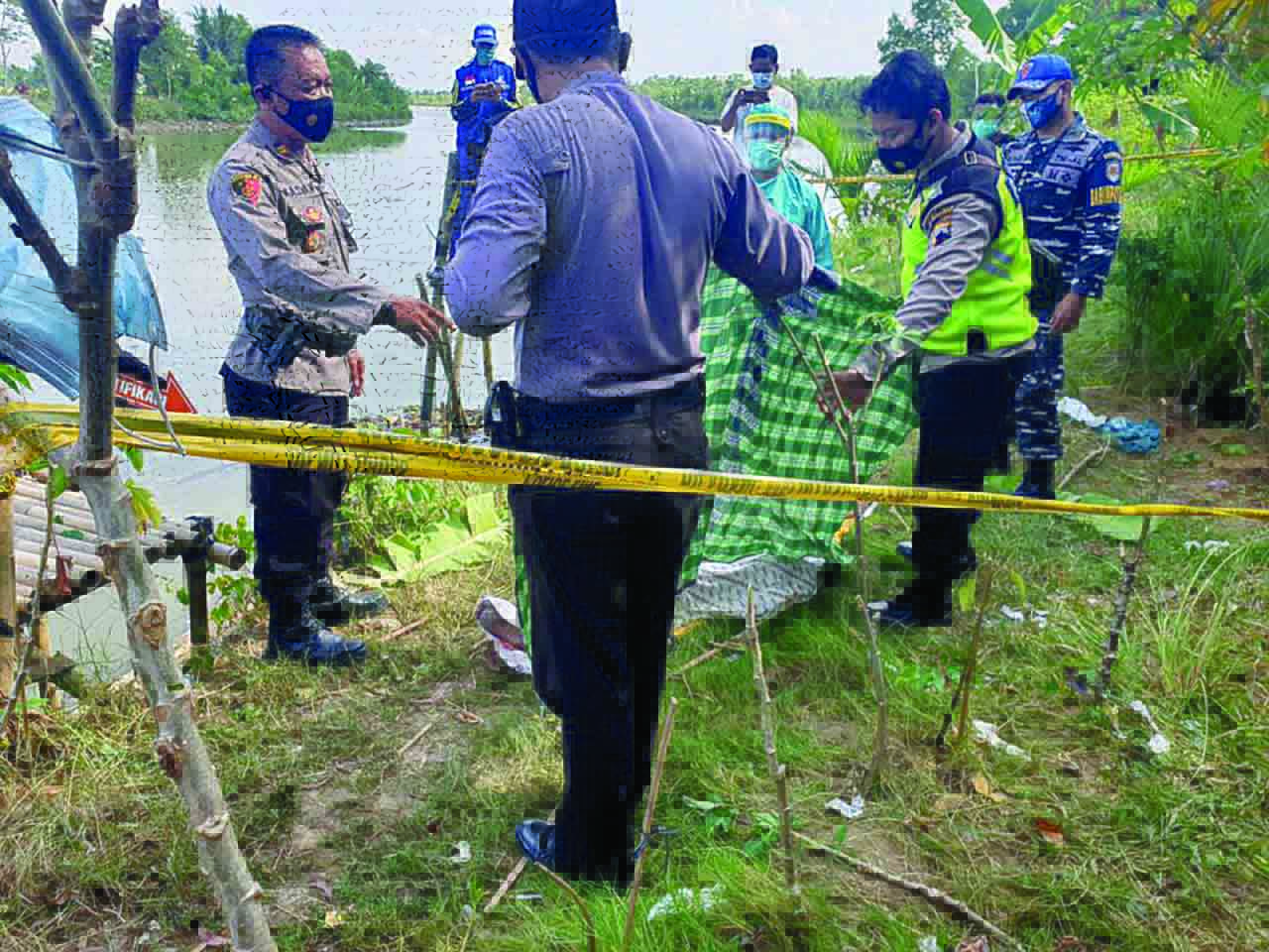 Mayat lansia berinisial ST yang ditemukan terapung di tepi Sungai Bodo, Desa Candirenggo Kecamatan Ayah pada Sabtu (22/5).