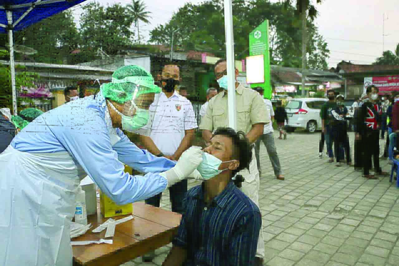 Ratusan pemudik asal Jakarta lakukan rapid test saat tiba di Karangsambung pada Minggu (2/5) sore.