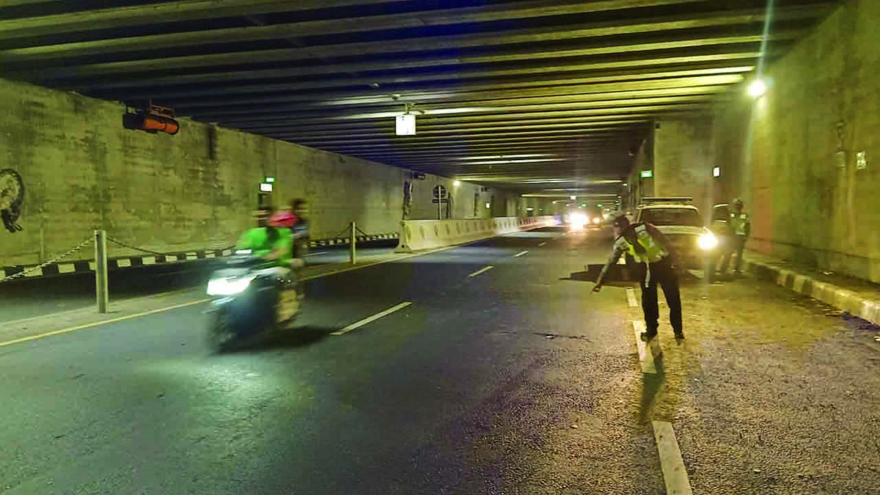 Petugas Polsek Temon Kulonprogo menunjukkan lokasi kecelakaan yang menyebabkan seorang kakek tewas tertabrak, Sabtu lalu (8/5).