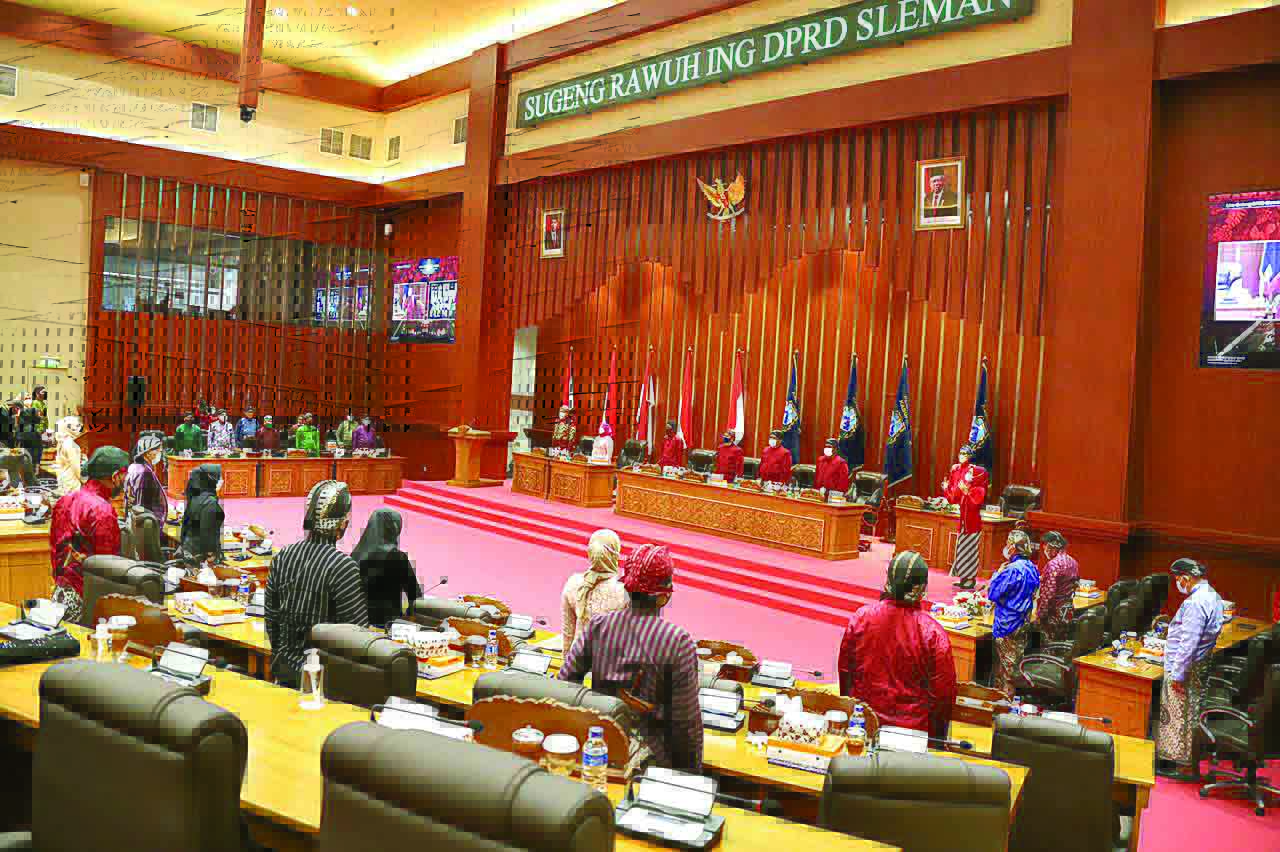 Suasana sidang paripurna peringatan HUT ke-105 Kabupaten Sleman di Gedung DPRD Sleman kemarin (17/5).