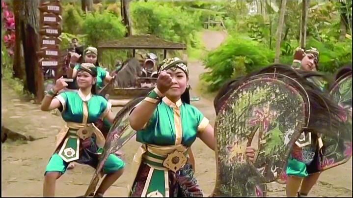 Penari incling membawakan tarian dalam sebuah kesempatan.