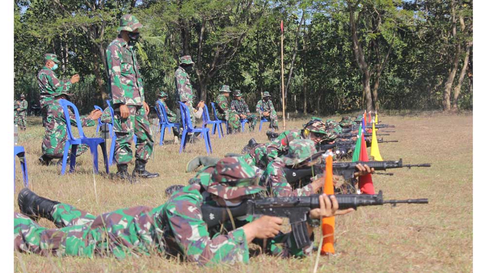 TEPAT SASARAN: Anggota Kodim 0708 Purworejo mengikuti latihan menembak dengan sikap tiarap menggunakan senjata jenis SS1 V3 di Lapangan Tembak Desa Besole, Kecamatan Bayan, Kabupaten Purworejo, kemarin (15/6). (Hendri utomo/radar purworejo)