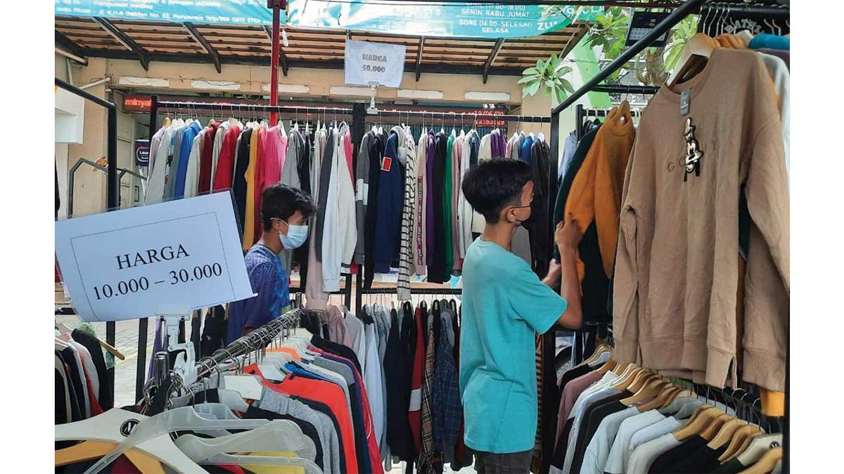 TREN: Sejumlah pengunjung dalam ajang Purworejo Thrift Day #2 di Jodo Plaza Kabupaten Purworejo kemarin. (HENDRI UTOMO/RADAR PURWOREJO)