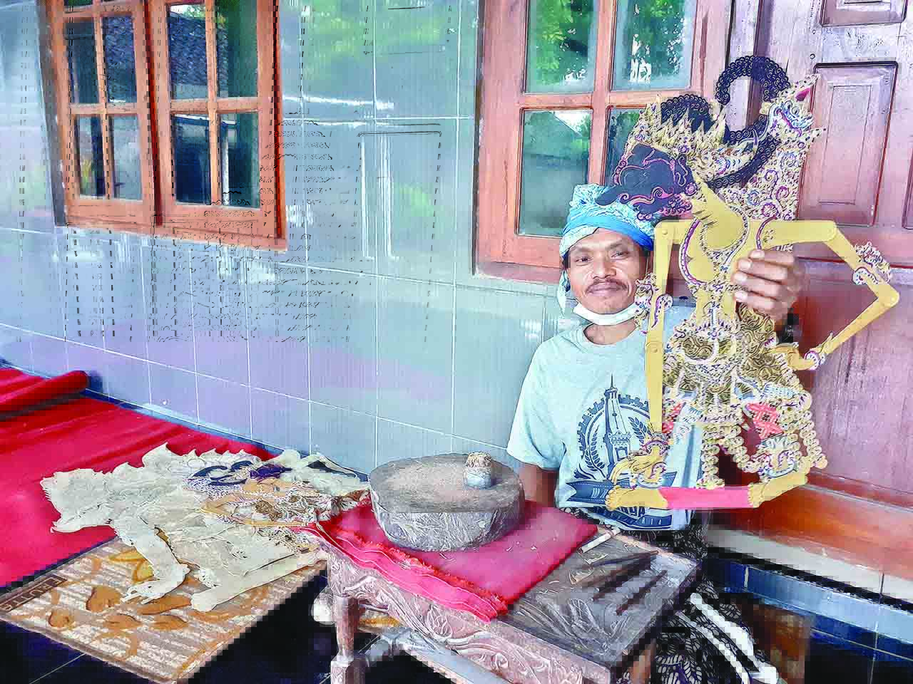 Teguh Suyanto pernah membuat wayang kayon gunungan dari tatah sungging raksasa. Tingginya 7,5 meter dengan lebar tiga meter. Karya ini kini dipajang di Museum MURI Borobudur.