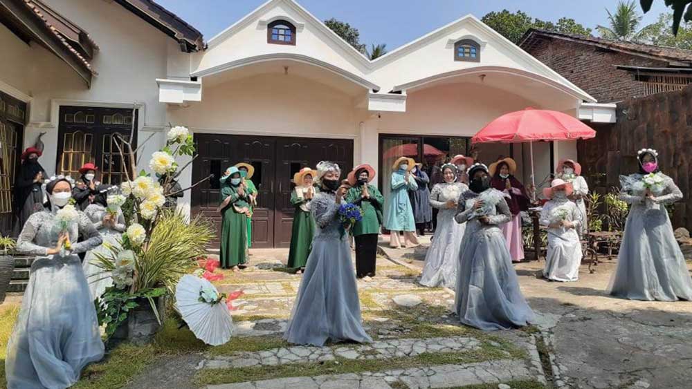 ASA MASA DEPAN: Perias yang tergabung dalam Himpunan Perias Indonesia (Harpi) Melati Kabupaten Purworejo saat menggelar Syawalan kemarin (1/6). (HENDRI UTOMO/RADAR PURWOREJO)