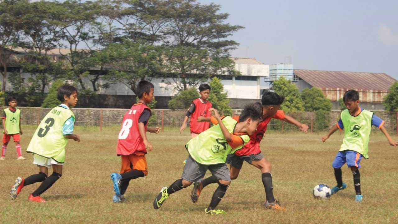 SELEKSI: Pemain seleksi Diklat ISP Football Academy bertanding di Stadion Olahraga Sarwo Edhie Wibowo Kabupaten Purworejo kemarin (7/6). (HENDRI UTOMO/RADAR PURWOREJO)