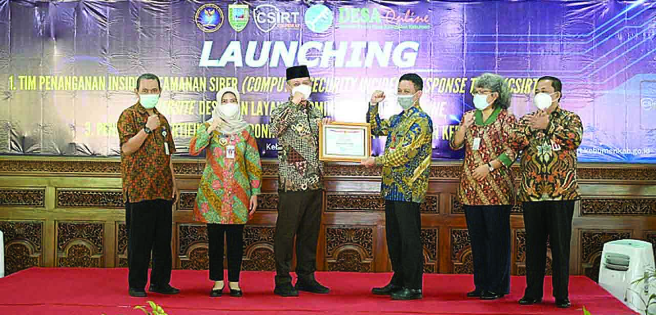 Bupati Kebumen Arif Sugiyanto meluncurkan Tim Penanganan Insiden Keamanan Siber atau Computer Security Incident Response Team (CSIRT) kemarin (2/6).