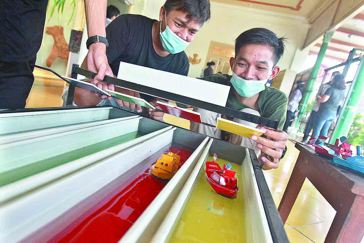 Pengunjung menikmati koleksi permainan anak yang dipamerkan di Ruang Pameran Temporer Museum Sonobudoyo, Jogja.