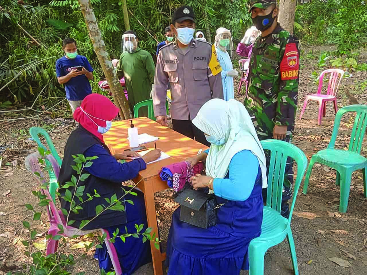Polsek Bulupesantren melakukan rapid test acak kepada jamaah pengajian Desa Banjurmukadan, Bulupesantren pada Sabtu (5/6).