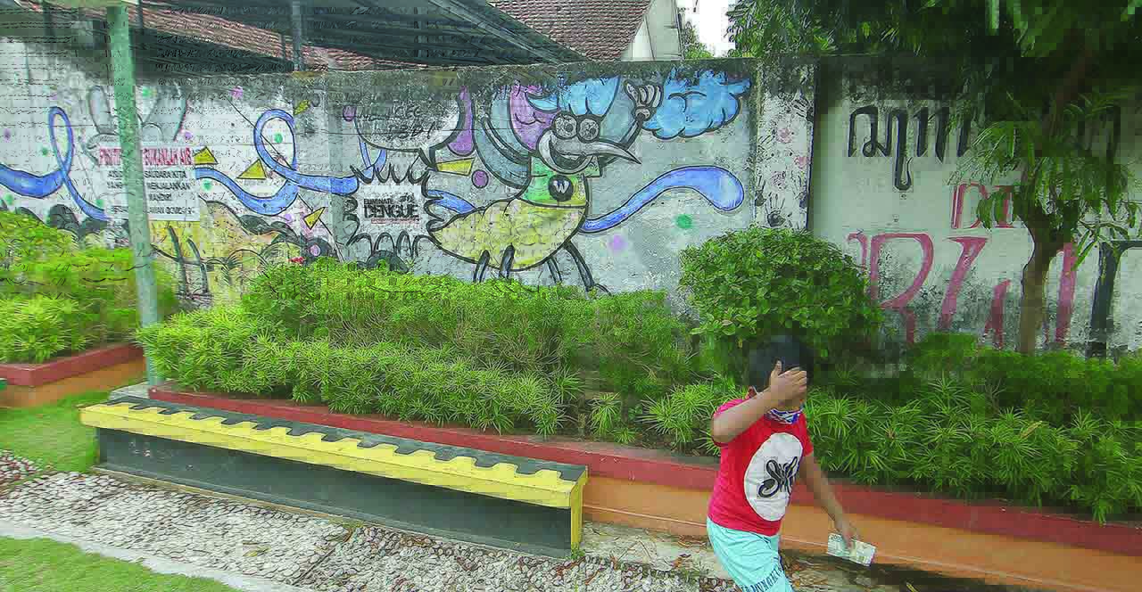Mural nyamuk yang tergambar di tembok. Jogjakarta menjadi salah satu kawasan tempat di uji cobakannya nyamuk ber wolbachia. Hasilnya, terjadi penurunan signifikan terhadap penderita DBD.