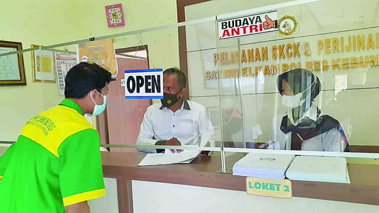 Seorang petugas menunjukkan permohonan SKCK di Polres Kebumen. Pelayanan SKCK untuk sementara waktu dibatasi waktunya akibat membludaknya pandemic Covid-19.