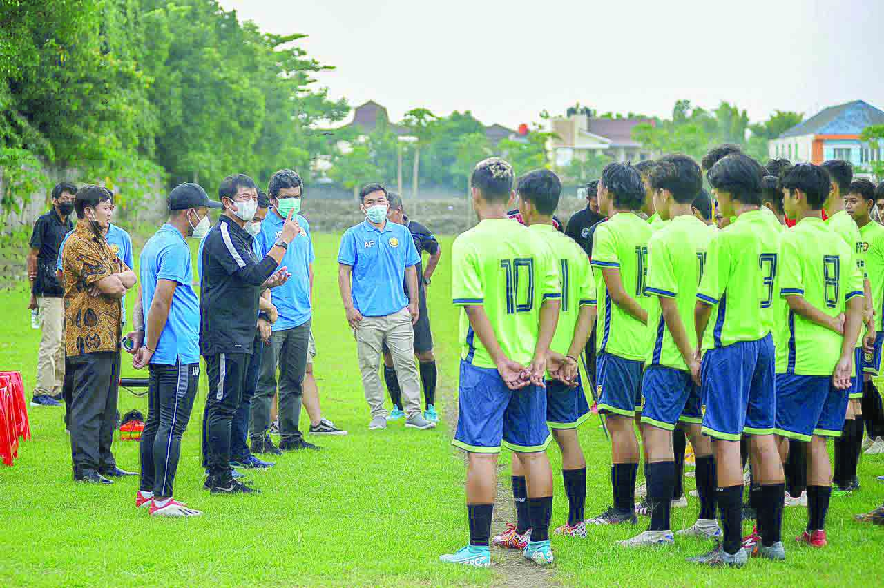 Latihan perdana Mataram Utama FC di Lapangan Kenari, Kota Jogja, Minggu (27/6). Latihan ini dihadiri oleh Direktur Teknik PSSI Indra Sjafri.