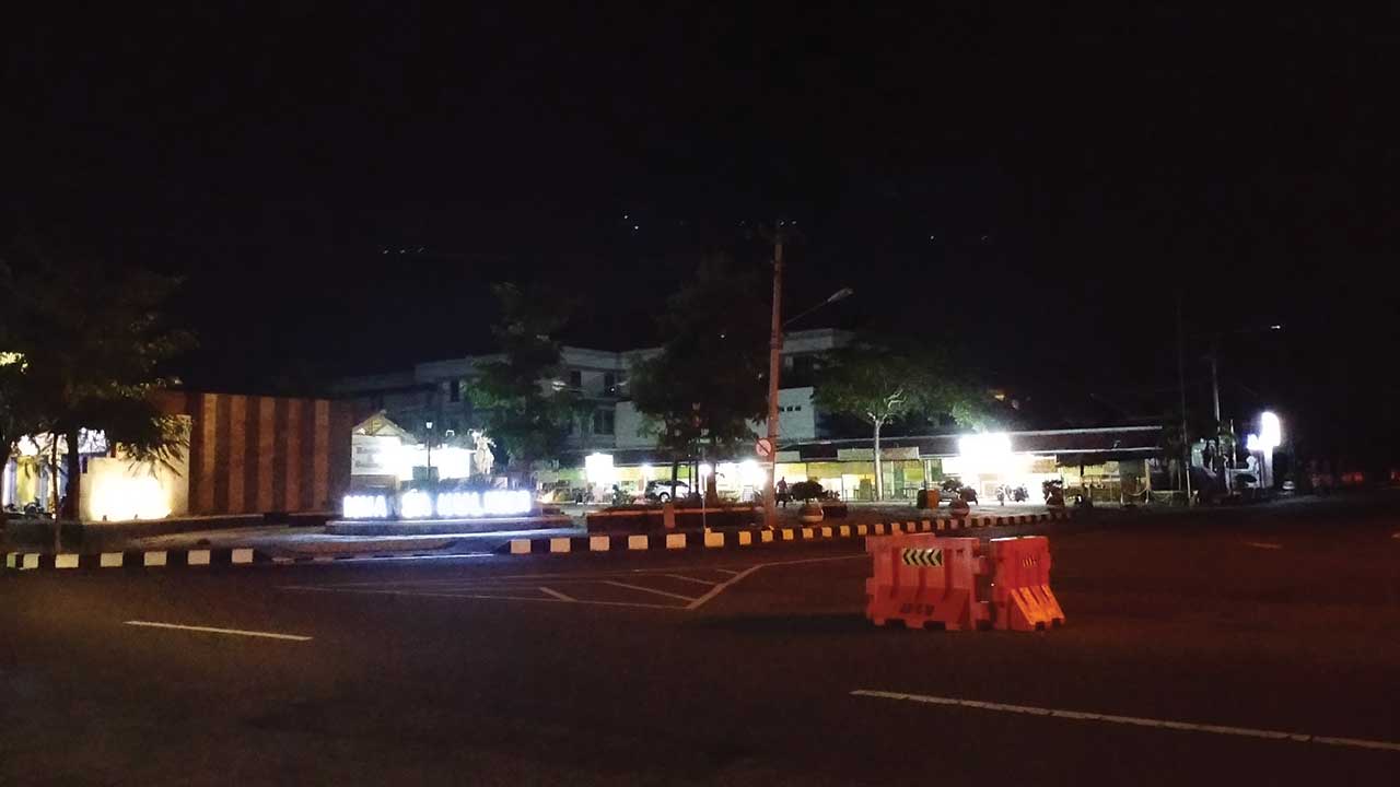 LENGANG: Susana malam hari kawasan Alun-Alun Purworejo tampak sepi saat pemberlakukan pembatasan kegiatan masyarakat kemarin (21/7). (Jihan aron vahera/radar purworejo)