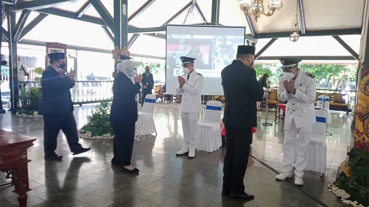 RESMI: Bupati Purworejo Agus Bastian melantik kades terpilih di Pendapa Kabupaten Purworejo kemarin (7/7). (Istimewa)