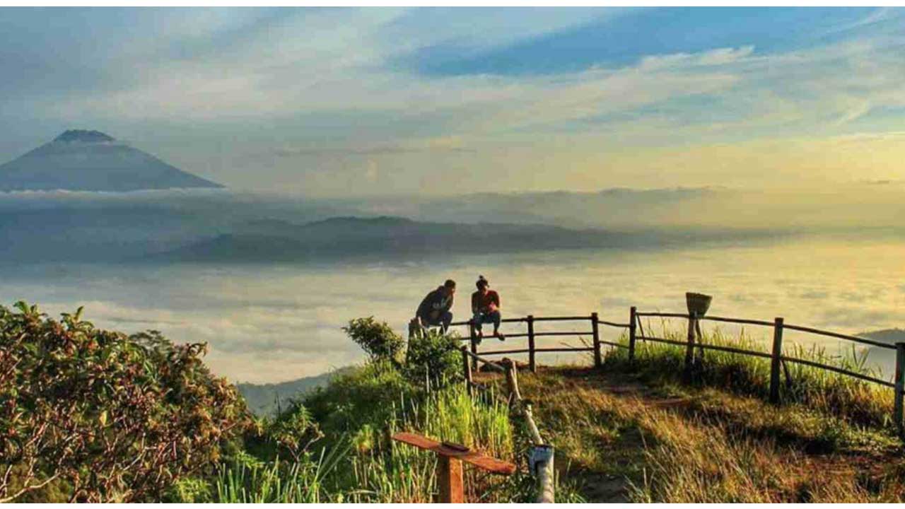 JINGGA: Pemandangan saat matahari terbit menjadi pesona istimewa yang dapat dilihat dari objek wisata Gunung Kunir. (ISTIMEWA)