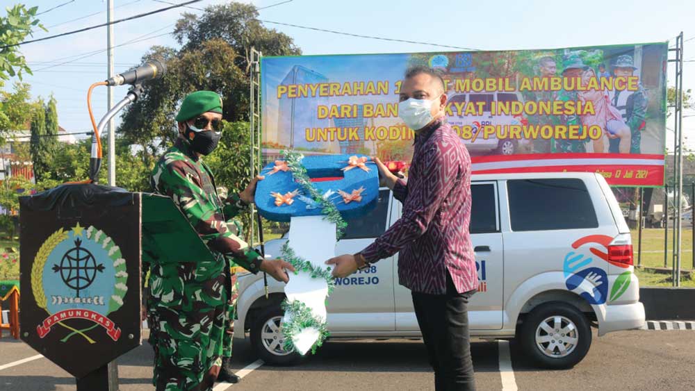 SETULUS HATI: Pimpinan Cabang BRI Purworejo Irawan Cahyo Nugroho menyerahkan ambulans kepada Komandan Kodim 0708 Purworejo Letkol Infanteri Lukman Hakim di Makodim 0708 Purworejo kemarin (13/7). (Hendri utomo/ radar purworejo)