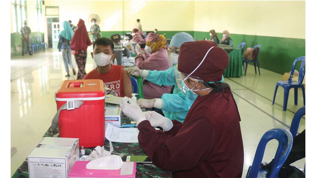 SEHAT: Seorang warga mendapatkan suntikan vaksin Covid-19 di Aula Jendral Sudirman Kompleks Kodim 0708 Purworejo kemarin (18/7). (HENDRI UTOMO/RADAR PURWOREJO)