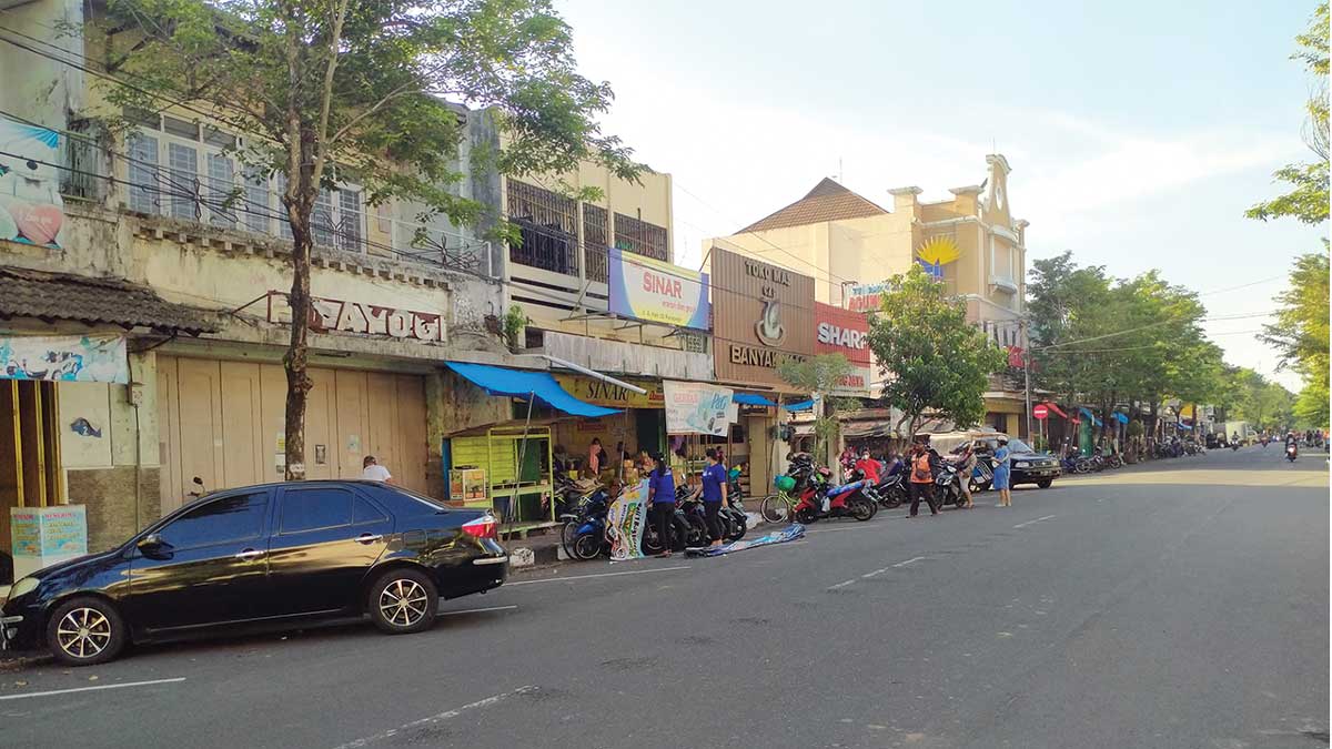 REZEKI: Suasana Pasar Baledono tampak sepi saat PPKM darurat Minggu (11/7). (JIHAN ARON VAHERA/RADAR PURWOREJO)