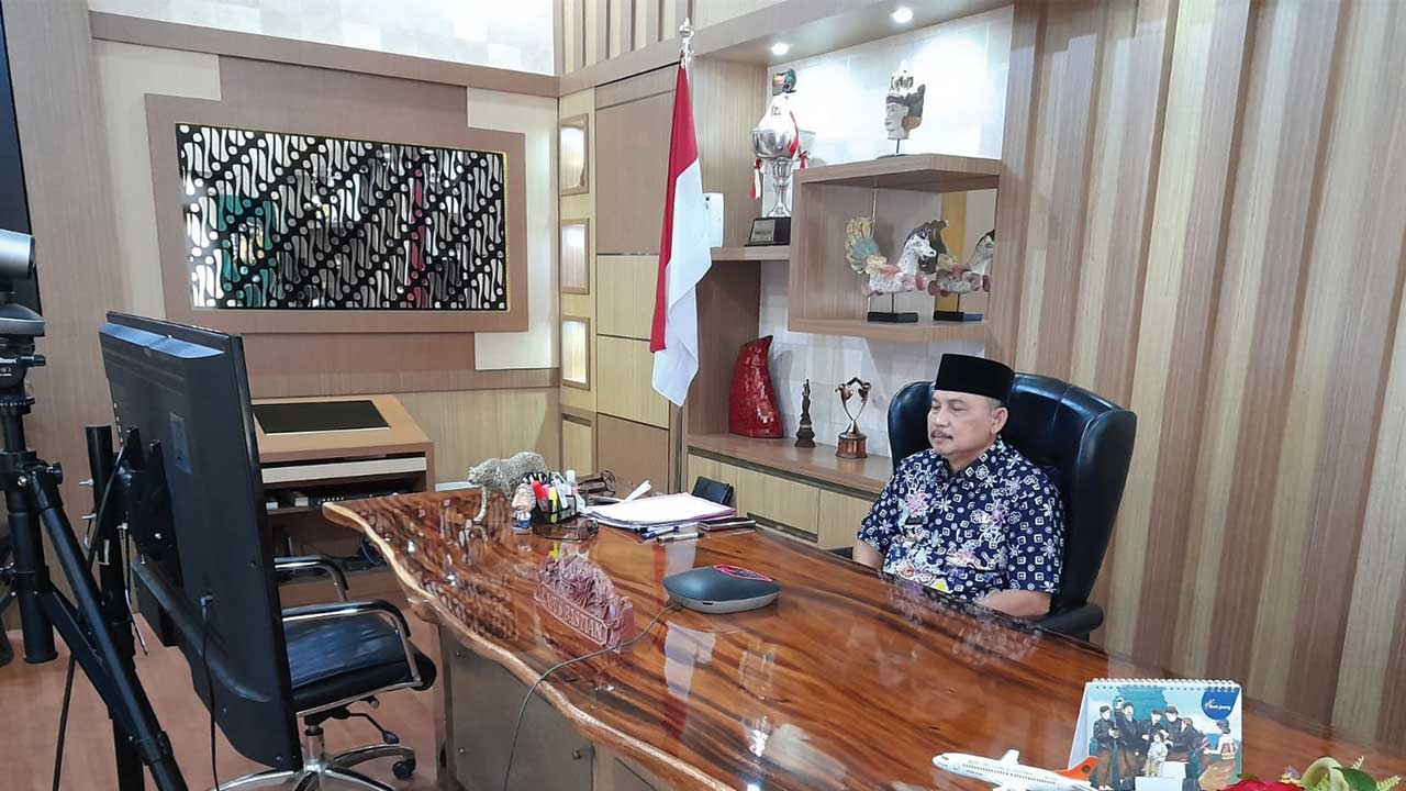 IKHTIAR: Bupati Purworejo RH Agus Bastian SH MM mengikuti doa bersama secara virtual dari ruang kerjanya, kemarin. (HENDRI UTOMO/RADAR PURWOREJO)