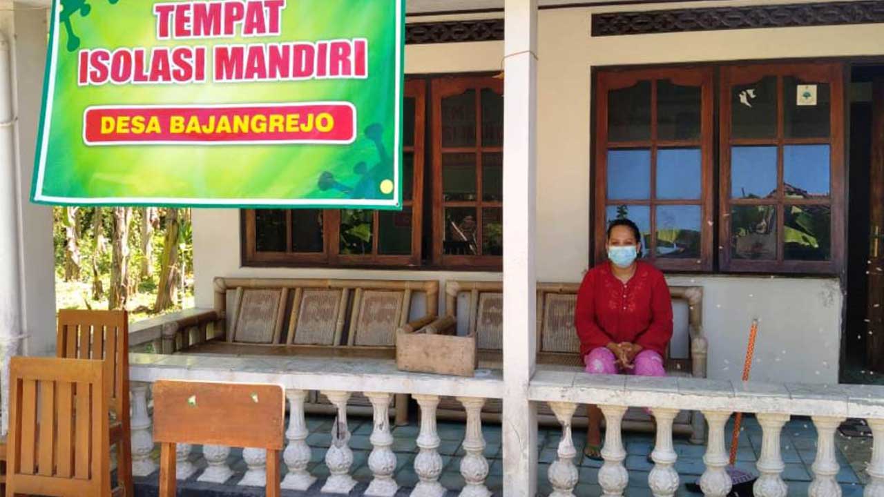 CONTOH BAIK: Salah satu warga yang terpapar Covid-19 tengah menjalani isolasi mandiri di salah satu pusat isoman tingkat pedukuhan di Desa Desa Bajangrejo, Kecamatan Banyuurip, kemarin. (HENDRI UTOMO/RADAR PURWOREJO)