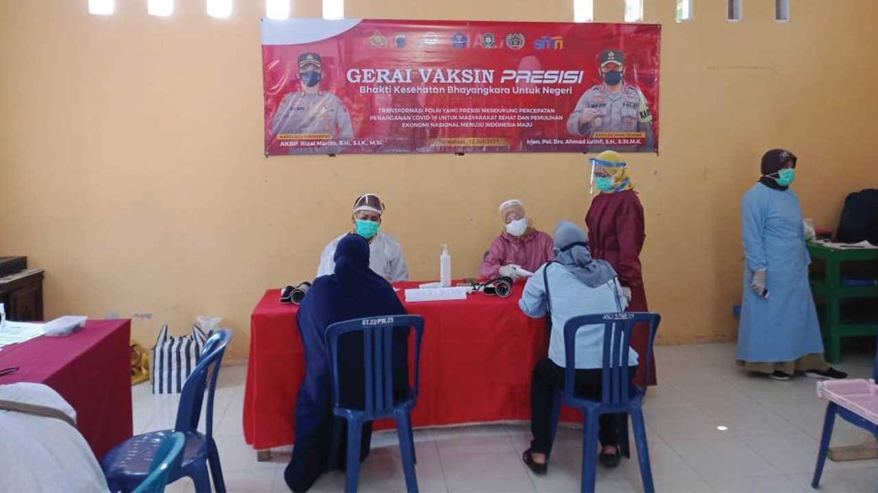 ANTUSIAS: Suasana bakti sosial vaksinasi masal di Balai RW 05 Kelurahan Borokulon, Kecamatan Banyuurip, Kabupaten Purworejo, kemarin (12/7). (HENDRI UTOMO/RADAR PURWOREJO)