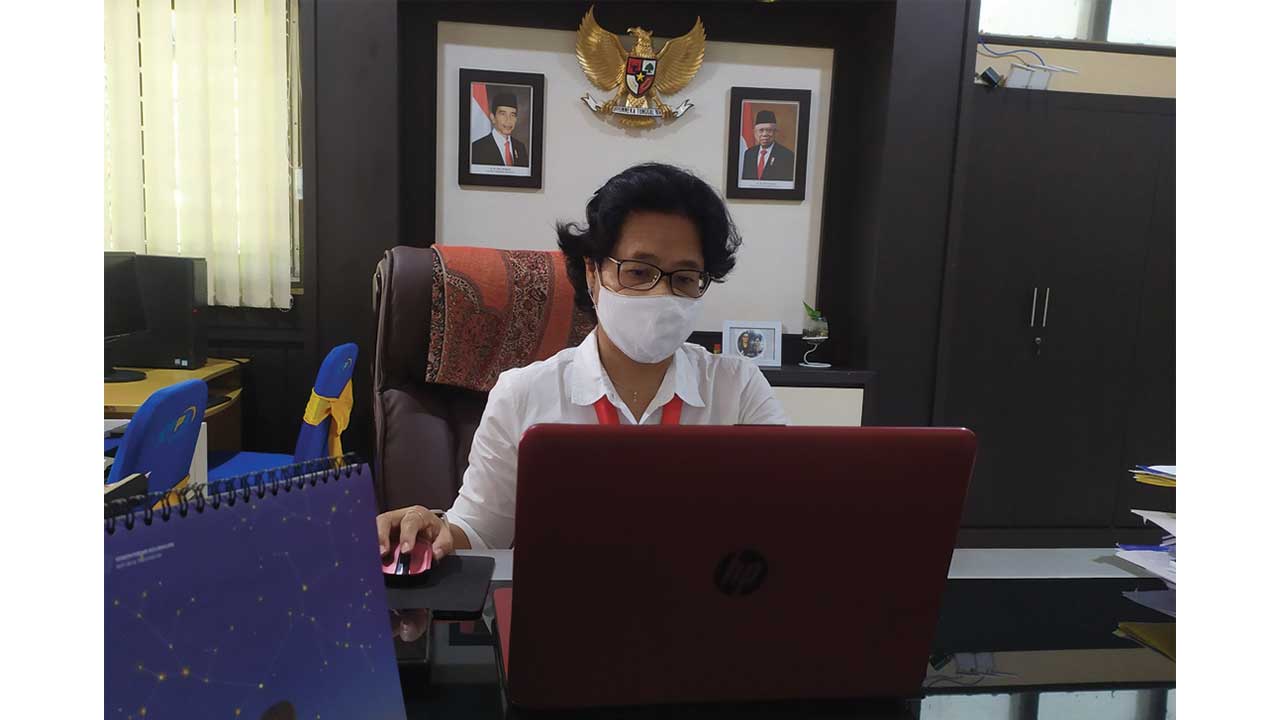 FOKUS: Kepala KPPN Purworejo Lurensia Firmani di ruang kerjanya kemarin. (Hendri utomo/radar purworejo)