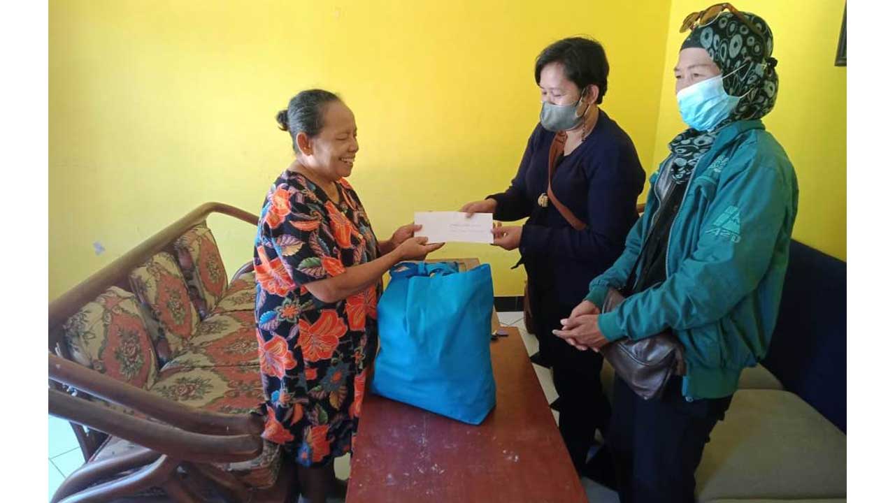 SALING JAGA: Perwakilan PWI Kabupaten Purworejo menyerahkan santunan dan bantuan kepada keluarga Almarhum wartawan dan sastrawan senior Atas Sampurno Danusubroto, 72, warga Desa Bubutan, Kecamatan Purwodadi, kemarin. (Hendri utomo/radar purworejo)