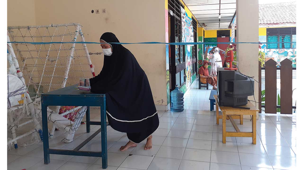 TANGANI COVID-19: Warga Padukuhan Ngentak, Caturtunggal, Depok, menangani Covid-19 level keluarga dengan mendirikan Rumah Juang, kemarin (18/7). (MEITIKA CANDRA LANTIVA/RADAR JOGJA )