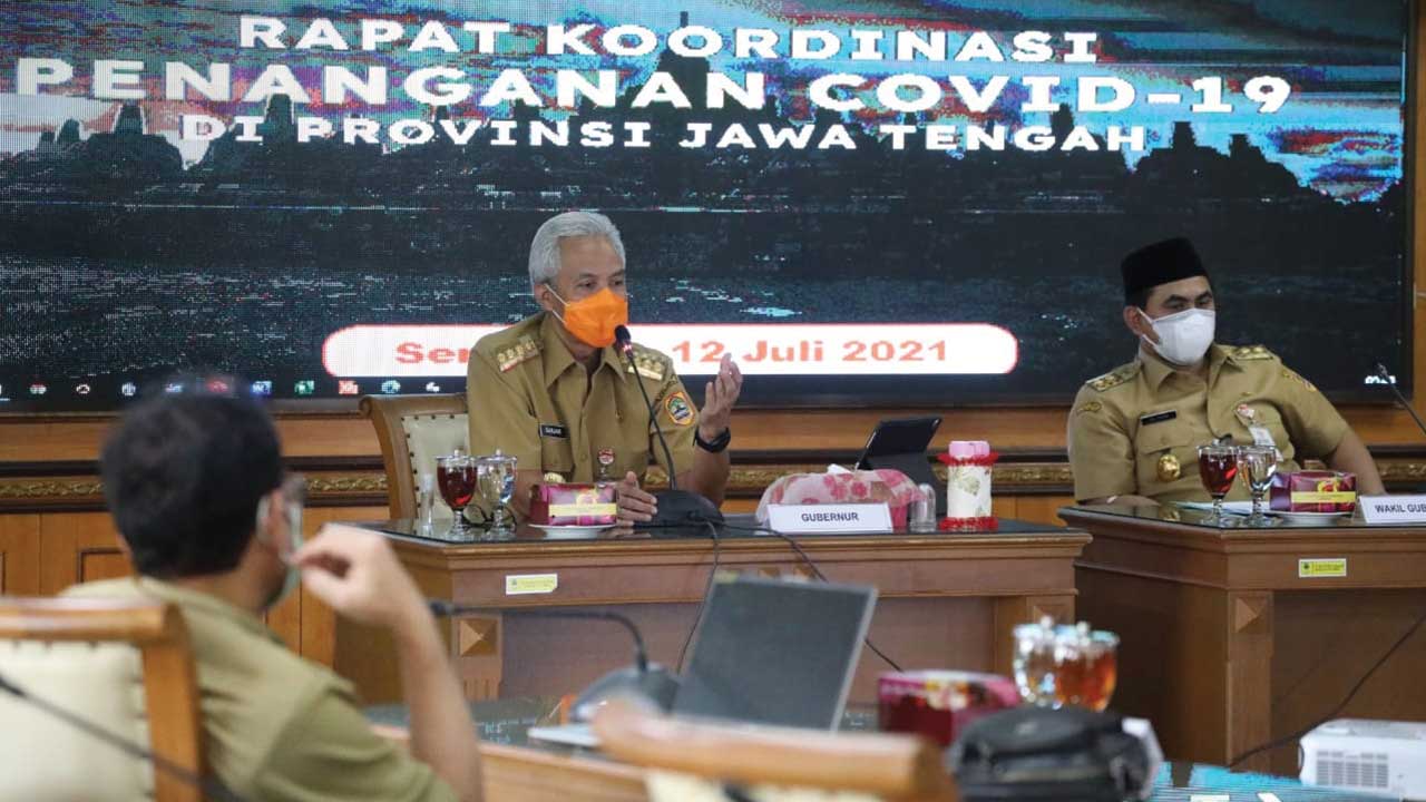 TEGAS: Gubernur Jawa Tengah Ganjar Pranowo mem memimpin rapat koordinasi penanganan Covid-19 di kantornya, Senin (12/7). (ISTIMEWA)