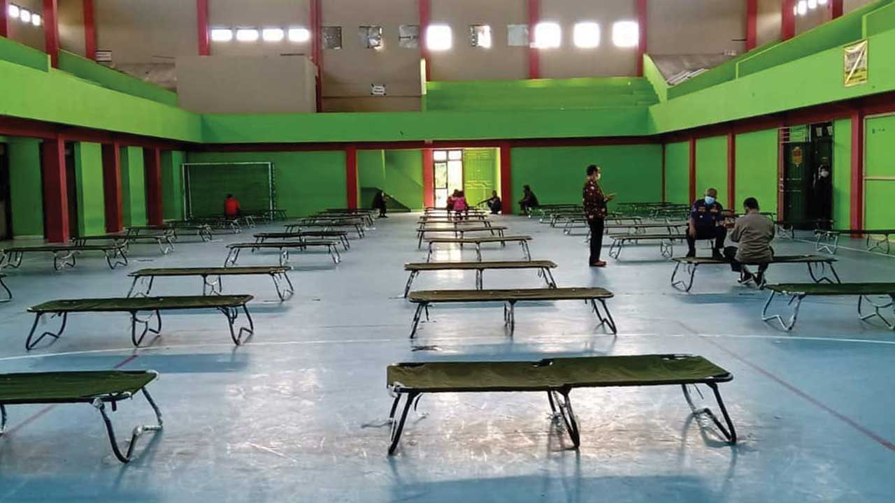 ALTERNATIF: Persiapan tempat isolasi mandiri terpusat di GOR Sarwo Edhie Wibowo kemarin (23/7).  (HENDRI UTOMO/RADAR PURWOREJO)