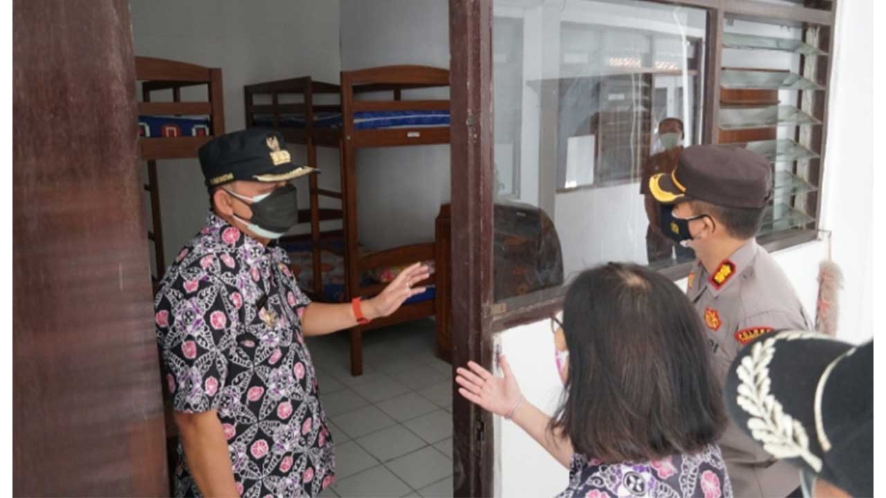 TERJAMIN: Bupati Purworejo Agus Bastian meninjau tempat lokasi terpusat untuk menampung pasien Covid-19. (JIHAN ARON VAHERA/RADAR PURWOREJO)