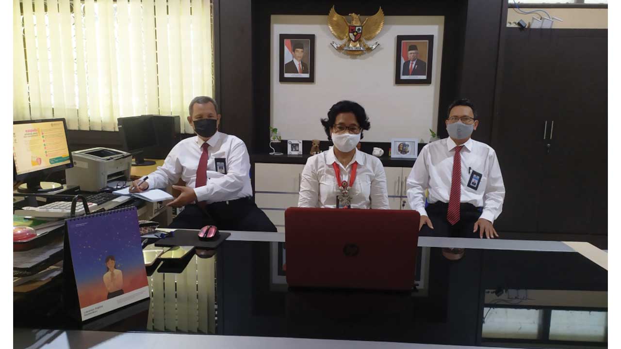 FOKUS: Kepala KPPN Purworejo Laurensia Virmani bersama jajaran direksi mengikuti telekonferensi di kantor KPPN Purworejo kemarin (12/7). (Hendri utomo/radar purworejo)