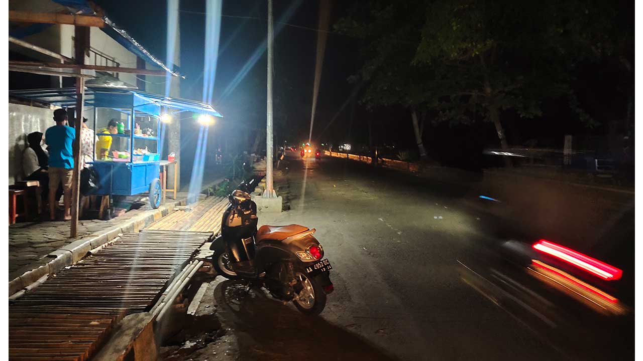 SEPI: Selain di kawasan Alun-Alun Purworejo, pemadaman lampu juga terjadi di sejumlah ruas jalan umum. Di antaranya, Jalan Ahmad Yani, Jalan Pemuda, dan Jalan Mayjen Sutoyo. Hanya ada penerangan dari lampu-lampu toko atau warung sebelum tutup hingga pukul