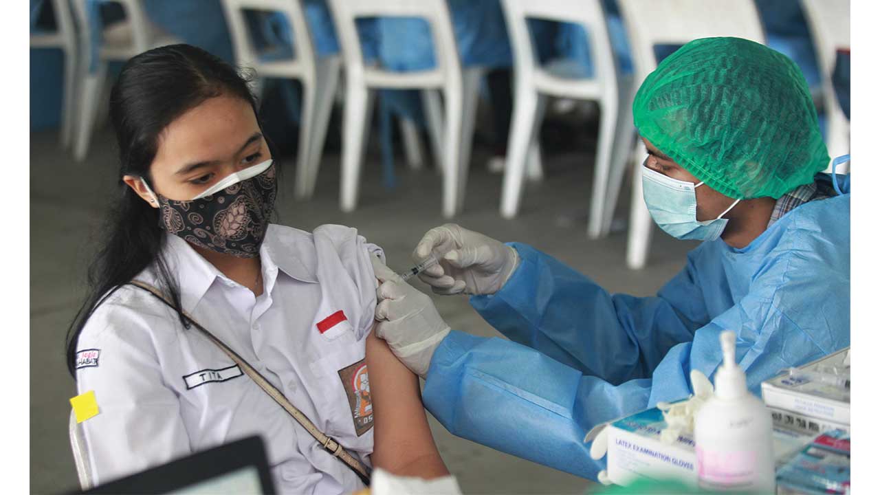 BIAR SEHAT: Pelajar tingkat SMP mengikuti program vaksinasi Covid-19 secara masal di area parkir Gembira Loka Zoo, Jogjakarta, Selasa (13/7). Pemkot Jogja menggelar vaksinasi Covid-19 untuk anak berumur 12-18 tahun dengan melakukan pendaftaran melalui apl