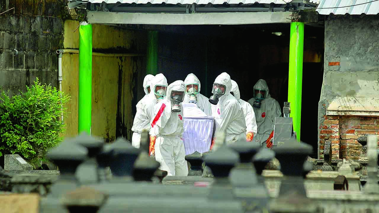 Tak hanya tenaga kesehatan yang mulai kewalahan. Tim Dekontaminasi dan pemakaman Covid-19 BPBD Kabupaten Sleman juga merasakan hal yang sama. Tim yang terdiri dari berbagai relawan itu mengaku keteteran menguburkan jenazah pasien Covid-19.