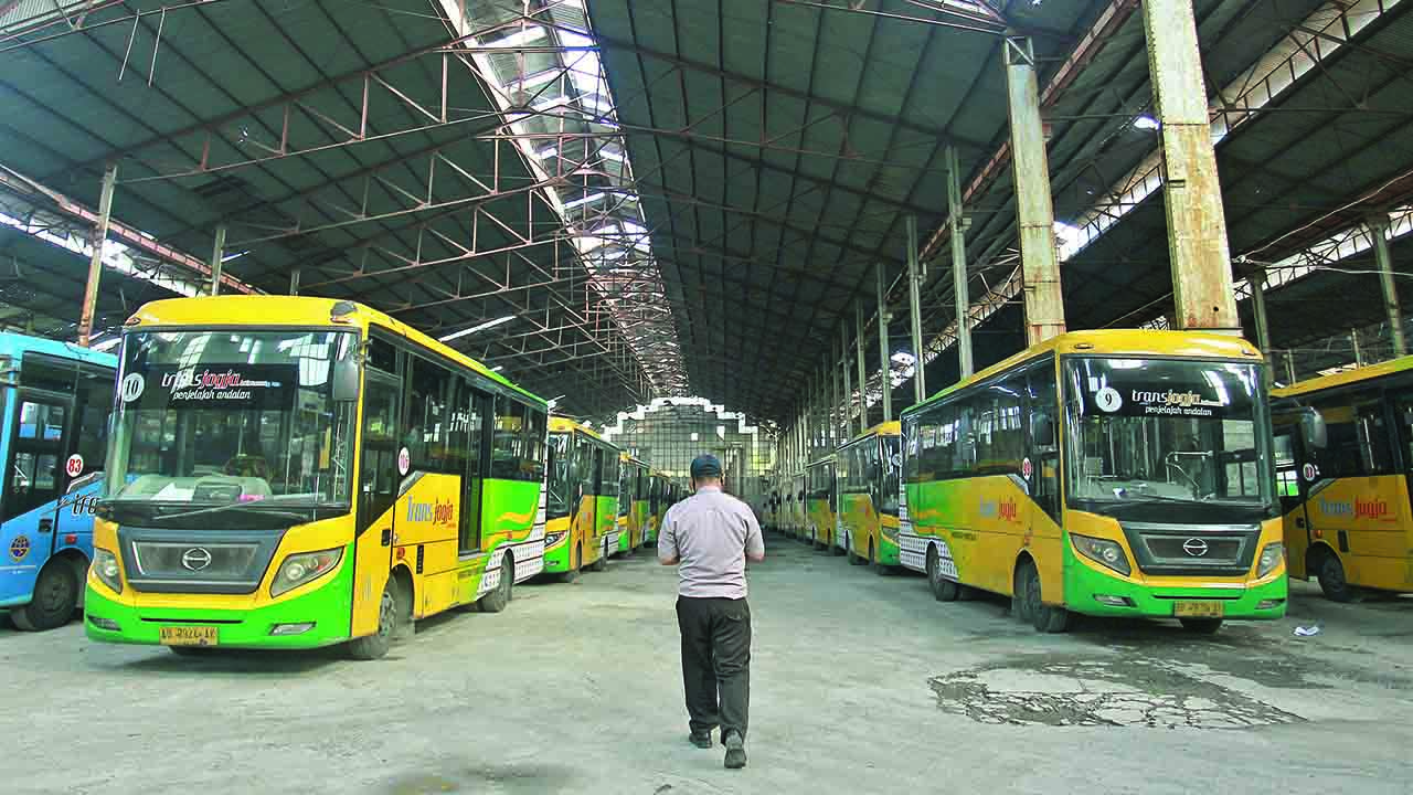 Ratusan armada TransJogja harus ngandang di garasi lantaran akan dihentikan sementara operasionalnya.