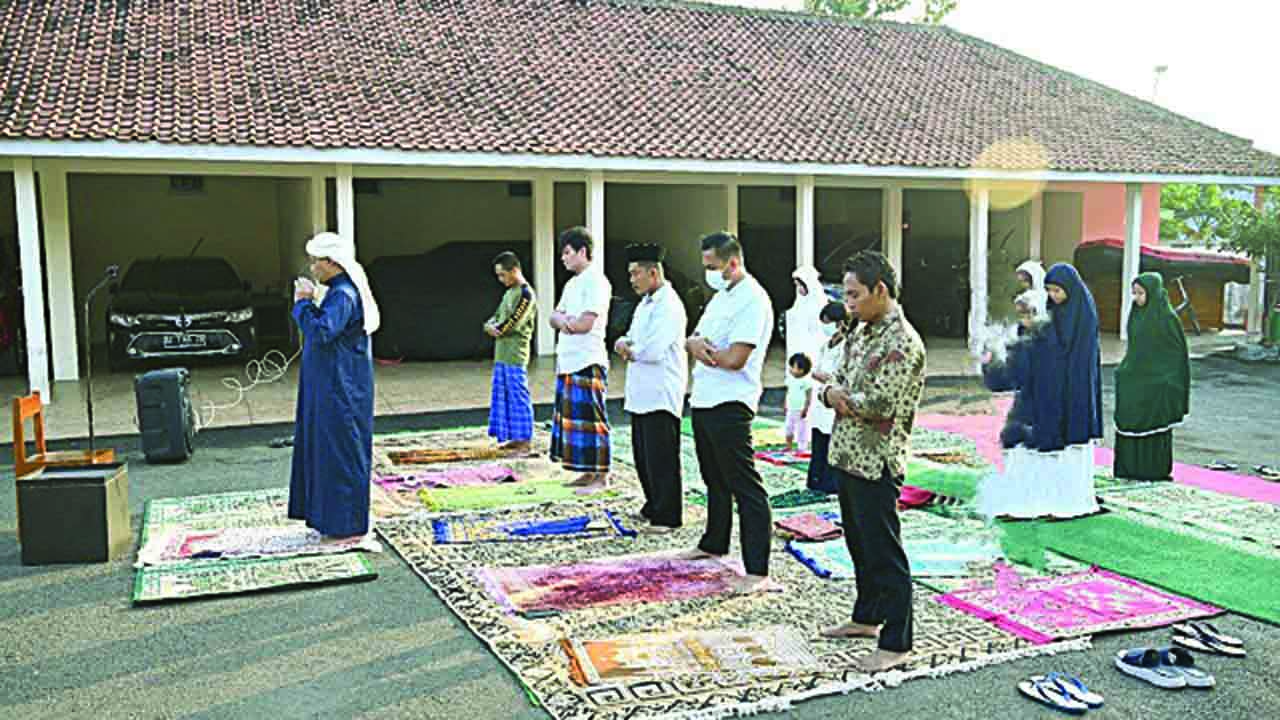 Bupati Kebumen Arif Sugiyanto bersama keluarga melaksanakan Salat Idul Adha di Rumah Dinas Bupati Kebumen kemarin (20/7).