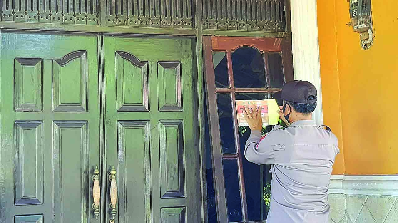 Warga Desa Ambalresmi, Ambal pasang stiker di rumah sebagai tanda sedang isoman.