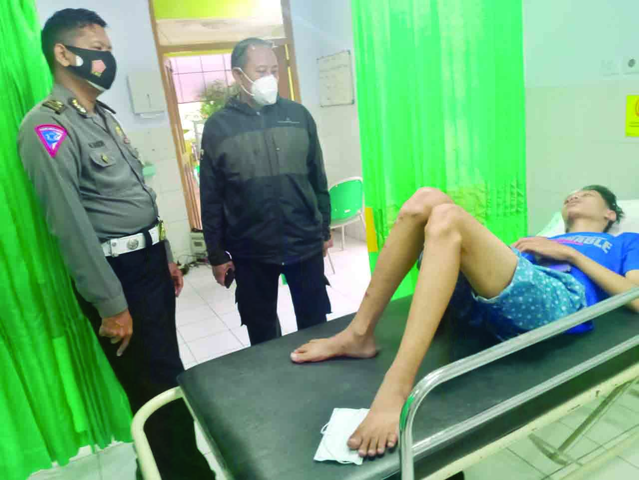 Seka Alfiansyah,16 warga Godean dan Aulia Fauzi,19 warga Pandak Bantul mengalami luka parah akibat dianiaya sekelompok remaja.
