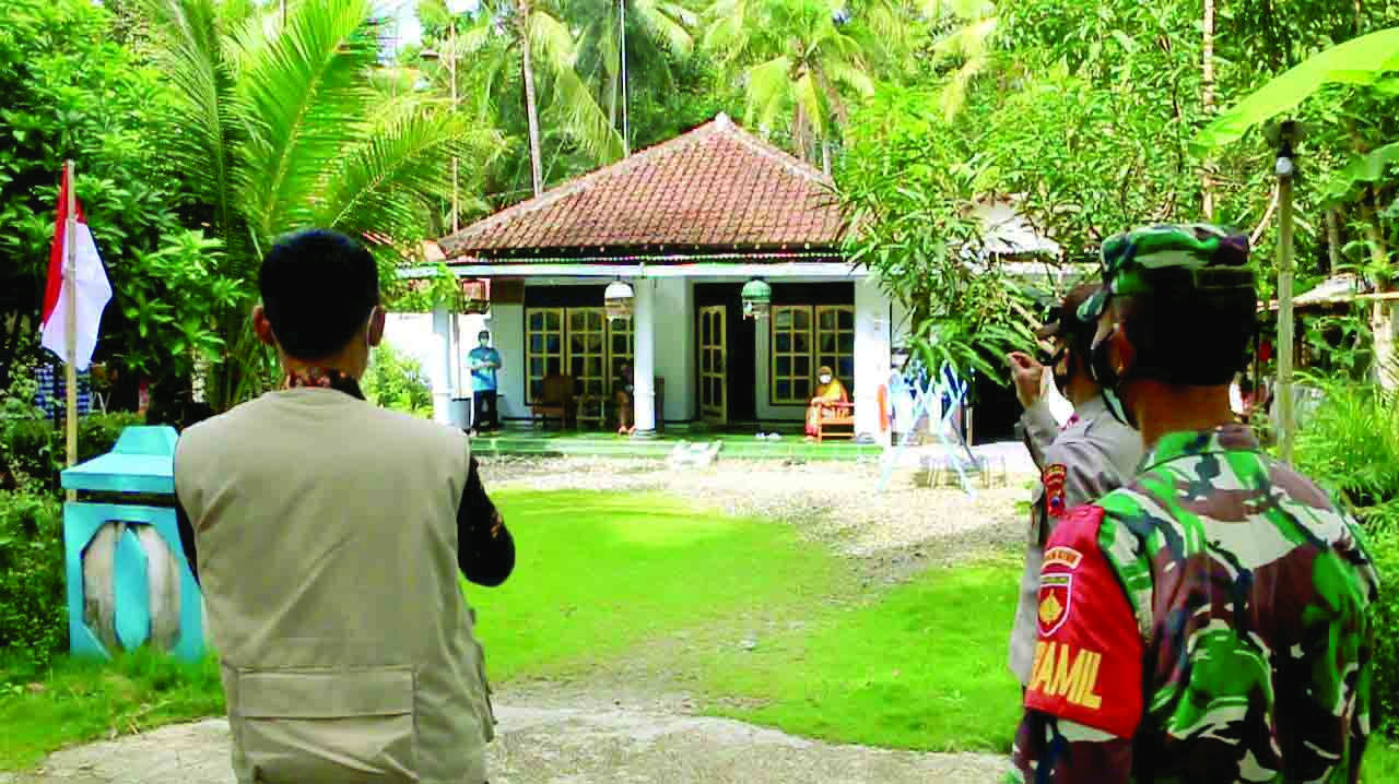 Warga Desa Jeruk Agung, Klirong memasang bendera merah-putih di halaman rumah sebagai tanda sedang isoman.