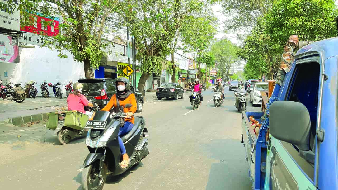 Tingginya klaster keluarga di beberapa tempat, karena membiarkan anak maupun anggota keluarga keluar atau bermain tanpa protokol kesehatan (prokes) yang memadai.