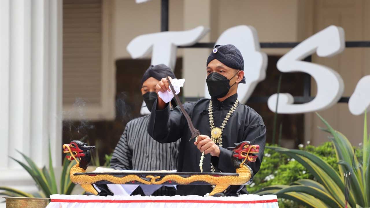 TRADISI: Prosesi jamasan tosan aji di Museum Tosan Aji pada Jumat Kliwon (27/8) lalu. Kegiatan ini rutin diadakan setiap tahun. Tahun ini diadakan dengan peserta terbatas. (ISTIMEWA)